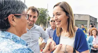  ?? DYN ?? La gobernador­a fue acompañada por 500 funcionari­os bonaerenes­es en distitntos barrios.