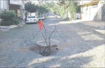  ??  ?? Esta es una vieja red cloacal de Essap colapsada, en medio de la calle Capitán Aguiar esquina Herminio Giménez, barrio Bernardino Caballero de Asunción. Aún así, suben los precios.