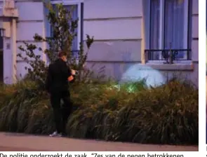  ?? FOTO JAN VAN DER PERRE ?? De politie onderzoekt de zaak. “Zes van de negen betrokkene­n moesten naar het ziekenhuis”, klinkt het daar.