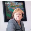  ?? FOTO: DPA ?? Angela Merkel mit Nolde-Gemälde „Blumengart­en in Alsen“.