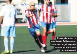  ??  ?? Ruzzo, delantero y capitán del Poli Almería, celebara un gol jugando todavía en el Estadio
de la Juventud