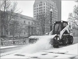  ?? [HOLLY ZACHARIAH/DISPATCH] ?? Snow is cleared from the sidewalks at the Ohio Statehouse on Saturday morning.