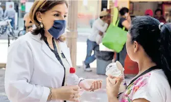  ?? /Nayeli Solorio ?? Personal de Salud Municipal realiza recorrido para exhortar a la gente a quedarse en casa