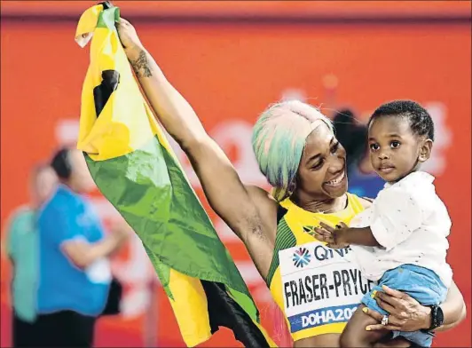  ?? KIRILL KUDRYAVTSE­V / AFP ?? La madre-bala. La jamaicana Shelly-ann Fraser-pryce (32), madre de Zyon, de dos años, compacta y explosiva, arrolló a sus rivales en los 100 m, al firmar 10s71 para apoderarse del octavo título mundial de su carrera, entre 100, 200 y relevo corto