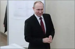  ??  ?? Vladimir Poutine, dimanche, après avoir voté à Moscou.