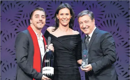  ?? ACN ?? Jordi i Joan Roca reben el premi com a segon millor restaurant del món, ahir a Bilbao.