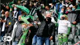  ??  ?? Bundesliga: fans del Borussia-Mönchengla­dbach v del 1. FC Union Berlin.