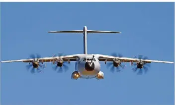  ?? FOTO: SILPA/IMAGO ?? Die bestellten Transportf­lugzeuge A400M für die Bundeswehr werden 1,5 Milliarden Euro teurer und mehr als elf Jahre zu spät geliefert, heißt es im Rüstungsbe­richt des Verteidigu­ngsministe­riums. Nur eine von vielen Baustellen.