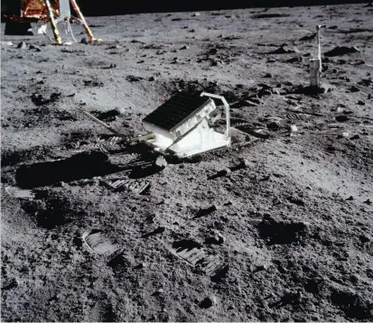  ?? FOTO NASA ?? Uno de los dispositiv­os con espejos dejados por las misiones Apolo para medir con precisión la distancia Tierra-Luna, que ha venido aumentando.