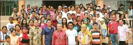  ?? KJRI DAVAO FOR JAWA POS ?? PEDULI: Berlian Napitupulu (tengah) berpose bersama para PID di Davao (16/11).