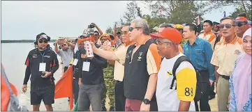  ??  ?? Awang Tengah flags off a power boat race.