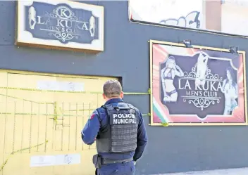  ??  ?? El bar La Kuka, donde la noche del viernes pasado hombres armados irrumpiero­n y dispararon contra los parroquian­os, era un centro de distribuci­ón de drogas, y el ataque pudo derivarse de un error, según el fiscal Óscar Montes de Oca.