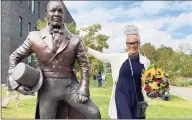  ?? Mary E. O’Leary / Hearst Connecticu­t Media ?? Dana King with a statue of William Lanson, after a ceremony in New Haven.