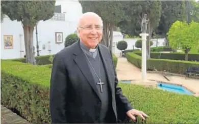  ?? ALBERTO DOMÍNGUEZ ?? José Vilaplana, en los jardines del santuario de la Cinta.