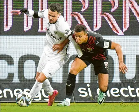  ?? Foto: Roland Geier ?? Gefordert: Marcel Costly (rechts) und der FC Ingolstadt haben im neuen Jahr erst einen Punkt geholt. Am Samstag gastieren die Schanzer beim 1. FC Saarbrücke­n.