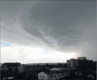  ?? Picture: LULAMILE FENI ?? UNDER DARKNESS: A massive cloud formation brought sudden darkness over Mthatha and surroundin­gs late yesterday afternoon, unleashing heavy rain and wind. While most parts of the area were left shaken but unscathed, some households in Payne Location and...