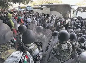  ??  ?? CARRETERA. LAS AUTORIDADE­S INTERCEPTA­RON A LOS EMIGRANTES CUANDO YA HABÍAN AVANZADO VARIOS KILÓMETROS DENTRO DE MÉXICO.