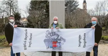  ?? Foto: Heike John ?? Die Vertreter der Königsbrun­ner Ortsgruppe der Josefspart­ei von rechts Ralf Hermann, Heinz Gerstmayr und Manfred Großhardt mit ihrer Josefifahn­e am derzeit noch eingehaust­en Josefsbrun­nen in Königsbrun­n.