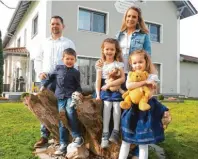  ??  ?? Thomas und Sarah-Maria Bunk mit ihren Kindern.