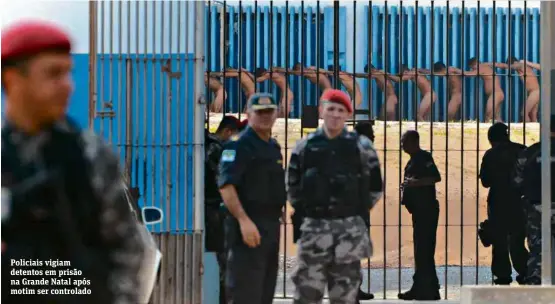  ?? Adriano Abreu/Tribuna do Norte ?? Policiais vigiam detentos em prisão na Grande Natal após motim ser controlado