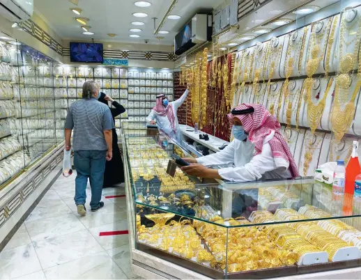  ?? Fahad Alzahrani/AN ?? After months of lockdown, customers are back shopping for gold in the jewelers of Riyadh’s Diriyah district.