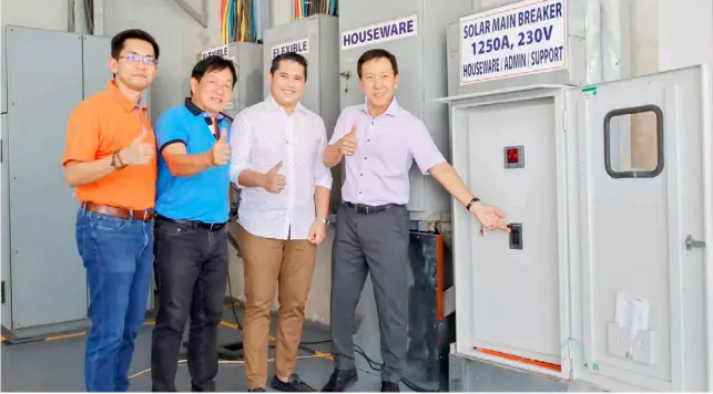  ?? PHOTOGRAPH COURTESY OF VIVANT ENERGY ?? CEREMONIAL switch-on of iPak’s Solar Rooftop Phase 2 was officiated by (from left) Vivant Energy vice president-operations Mark Habana, Vice Mayor Bercede, MCCI president Mark Ynoc and TIIC president and CEO Daniel Ong.