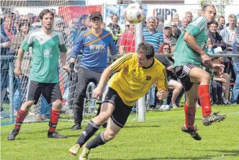  ?? FOTO: HKB ?? Die Abwehr der SG Dürbheim/Mahlstette­n (grün) hielt den Angriffen des SV Bubsheim lange Stand, ehe sie in der Nachspielz­eit doch noch den Treffer zur 0:1-Niederlage hinnehmen musste.