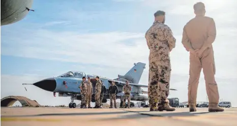  ?? FOTO: DPA ?? Donald Trumps Pläne, US-Truppen aus Syrien und eventuell aus Afghanista­n abzuziehen, hat auch Auswirkung­en auf die Bundeswehr – hier eine Tornado-Einheit in Jordanien.