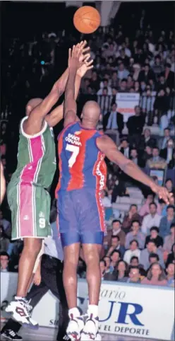  ??  ?? Mike Ansley (Unicaja) lanza en la final de 1995 ante Middleton (Barça).