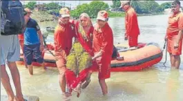  ?? ANI ?? ■ NDRF personnel rescue people from the flooded affected area in Prayagraj on Tuesday.