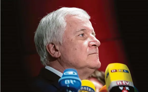  ?? Foto: Sven Hoppe, dpa ?? Horst Seehofer wirkte gestern angeschlag­en – aber geschlagen gab sich der CSU Chef nicht.