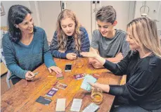  ?? FOTO: SPACE COWBOYS/ASMODEE/DPA ?? Spielespaß bei „Unlock!“: Bei dem Spiel aus dem Entwicklun­gsstudio Space Cowboys ist eine kostenlose App eingebunde­n, in der Codes eingegeben und Maschinen bedient werden.