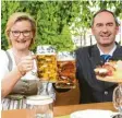  ?? Foto: Tobias Hase, dpa ?? Angela Inselkamme­r und Hubert Aiwan‰ ger im Biergarten.