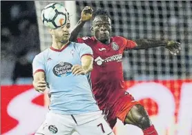  ?? FOTO: EFE ?? El uruguayo Maxi Gómez protege el balón ante la presencia de Djené