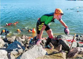  ??  ?? BLÖT RUSCH. Elin Hamrefors i lag Team Vem drar förberedde sig på löprusch efter ett av flera sim-moment i Vänersborg­s Swimrun.