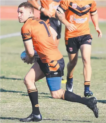  ?? Picture: JUSTIN BRIERTY ?? ON SURGE: Tully's Colin Wilkie prepares to pass to a teammate at the CDRL preliminar­y final played against Brothers at Barlow Park.