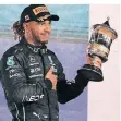  ?? FOTO: HASSAN AMMAR/AP/DPA ?? Lewis Hamilton feiert beim Grand Prix in Bahrain.