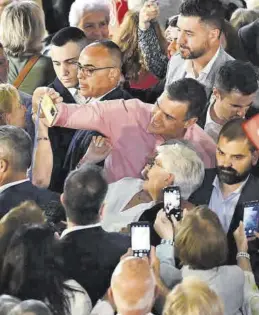  ?? ?? Pedro Sánchez atendió múltiples peticiones de ‘selfies’ en el Palau de la Festa.