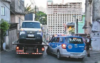  ??  ?? PM acompanha remoção de carro com placa clonada deixado em ladeira que dá acesso à Vasco da Gama