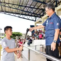  ??  ?? JOACHIM menyalakan api obor sebagai gimik perasmian kejohanan.