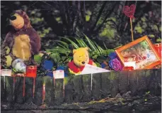  ?? FOTO: DPA ?? Teddybären, Blumen und Kerzen am Ort des Verbrechen­s: Der 19-Jährige gab im Darknet mit seiner Bluttat an.