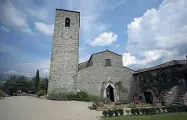  ??  ?? La Pieve di Spaltenna a Gaiole, che sarà recuperata grazie a un progetto di Castello di Meleto