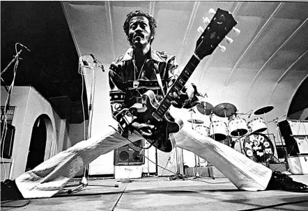  ?? Xinhua ?? O músico norte-americano Chuck Berry, morto no sábado (18), antes de apresentaç­ão nos EUA em outubro de 1986