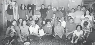  ??  ?? TERIMA KASIH: Maling (duduk kiri) dari Kuala Niah menerima cek RM15,000 daripada Rosey sambil disaksikan penduduk rumah panjang dan ahli-ahli Wanita PBB.