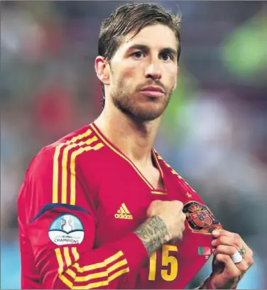  ??  ?? Sergio Ramos se señala el escudo durante el España-Portugal de la Eurocopa 2012 en Donetsk.