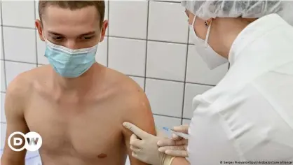  ??  ?? Proceso de inmunizaci­ón en Rusia.