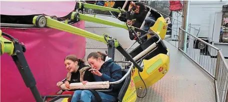  ?? | PHOTO : OUEST-FRANCE ?? Ce dimanche, les manèges sont accessible­s pour seulement 2 € à la fête foraine de Pontivy.