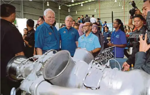  ?? BERNAMA PIC ?? Prime Minister Datuk Seri Najib Razak visiting an exhibition booth at the Advanced Technology Training Centre in
Shah Alam yesterday. With him is Human Resources Minister
Datuk Seri Richard Riot Jaem (third from left).