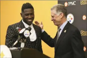  ?? KEITH SRAKOCIC — THE ASSOCIATED PRESS ?? Steelers wide receiver Antonio Brown, left, is introduced by Steelers President Art Rooney II for a news conference about Brown’s contract extension.