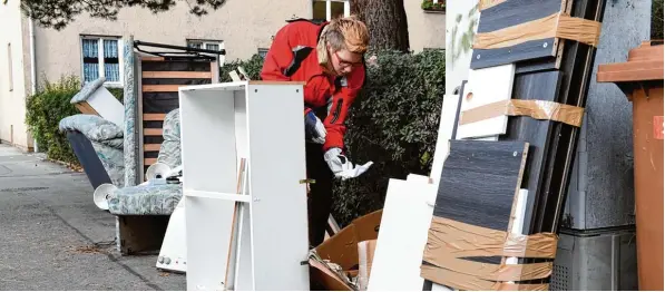  ?? Foto: Silvio Wyszengrad ?? Wenn Miriam Hein Horn, Sachbearbe­iterin des Abfallwirt­schafts  und Stadtreini­gungsbetri­ebes, einen Haufen Sperrmüll vorfindet, zückt sie ihr Handy. Ist die Ansammlung bei der Stadt angemeldet? Wenn nicht, kann das für den Müllsünder teuer werden.